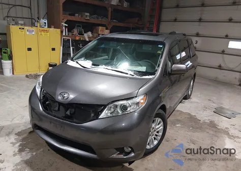 2014 Toyota Sienna Xle V6 8 Passenger z USA, uszkodzony, nr VIN 5TDYK3DC9ES521161